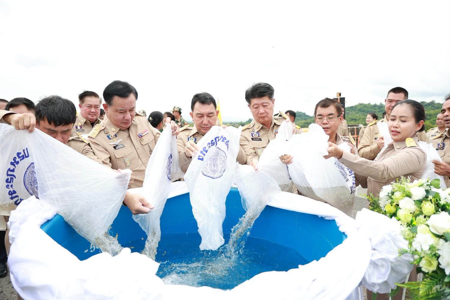 title - สำนักงานการปฏิรูปที่ดินจังหวัดเพชรบูรณ์เข้าร่วมพิธีปล่อยพันธุ์สัตว์น้ำเฉลิมพระเกียรติพระบาทสมเด็จพระเจ้าอยู่หัว เนื่องในโอกาสวันเฉลิมพระชนมพรรษา 28 กรกฎาคม 2569